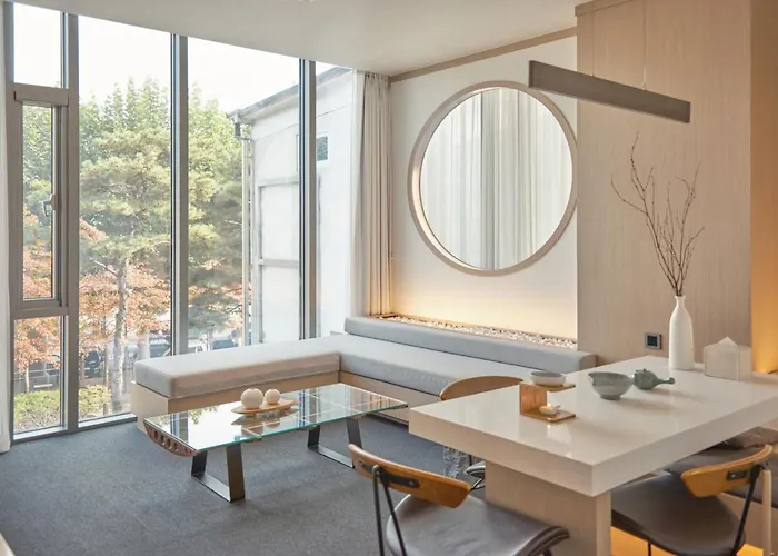 Uh Suite The Seoul